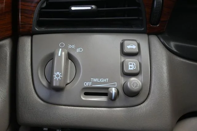 Used 2004 White Lightning Cadillac Base image 24