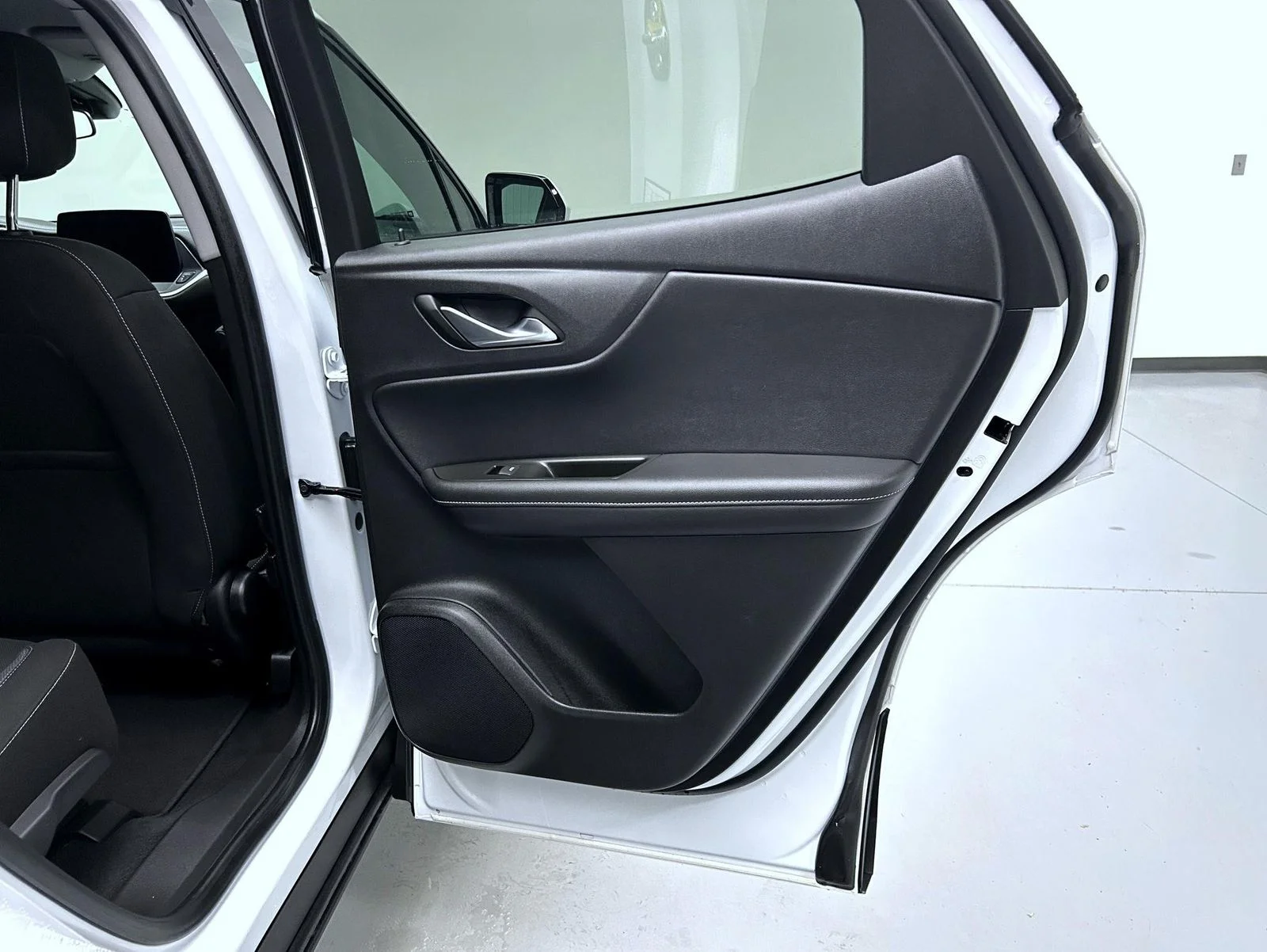 Used 2025 White Chevrolet LT image 17