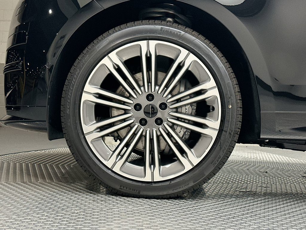 New 2027 Santorini Black Land Rover Dynamic SE image 5