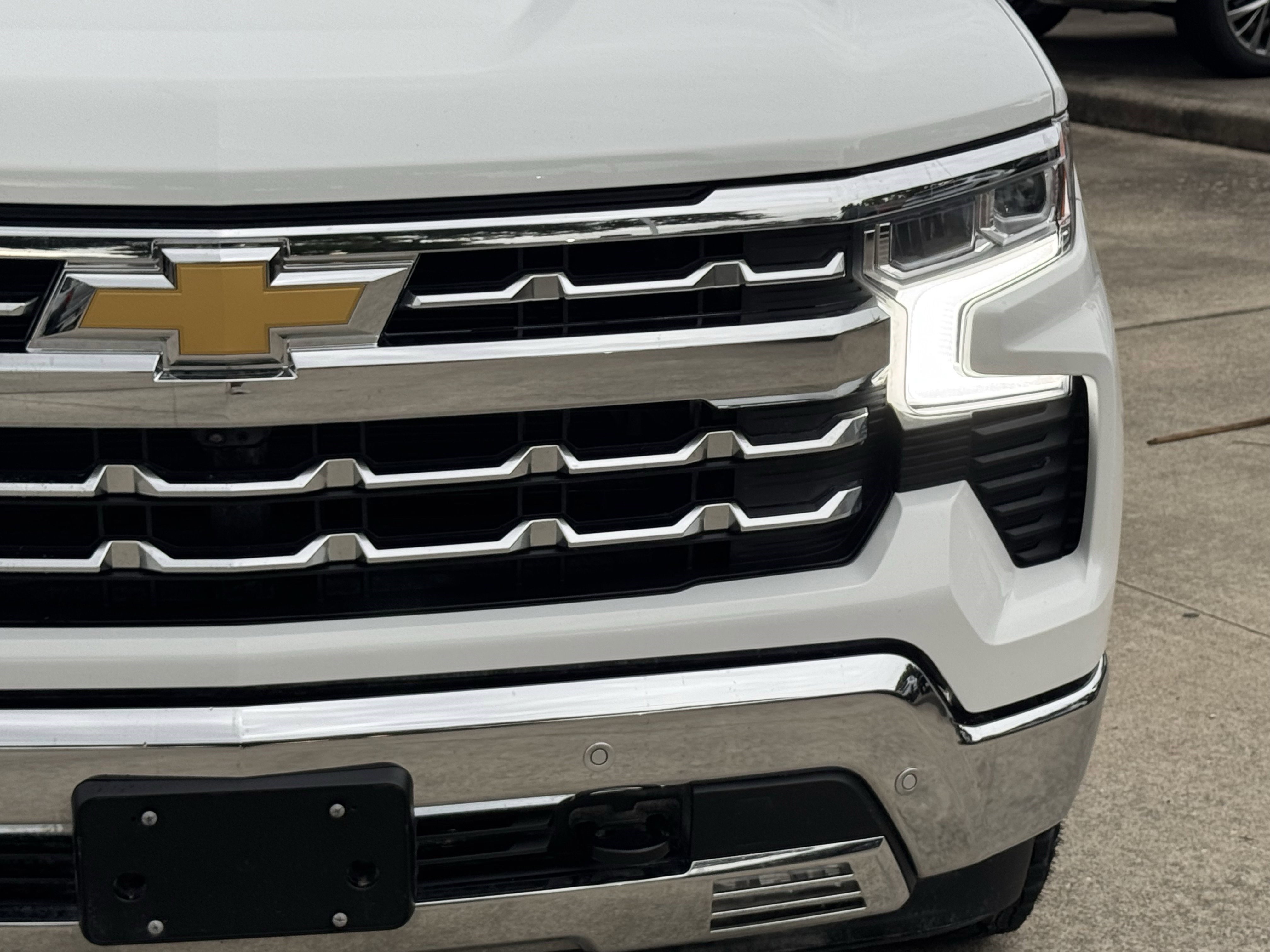 Used 2025 Summit White Chevrolet LTZ image 4