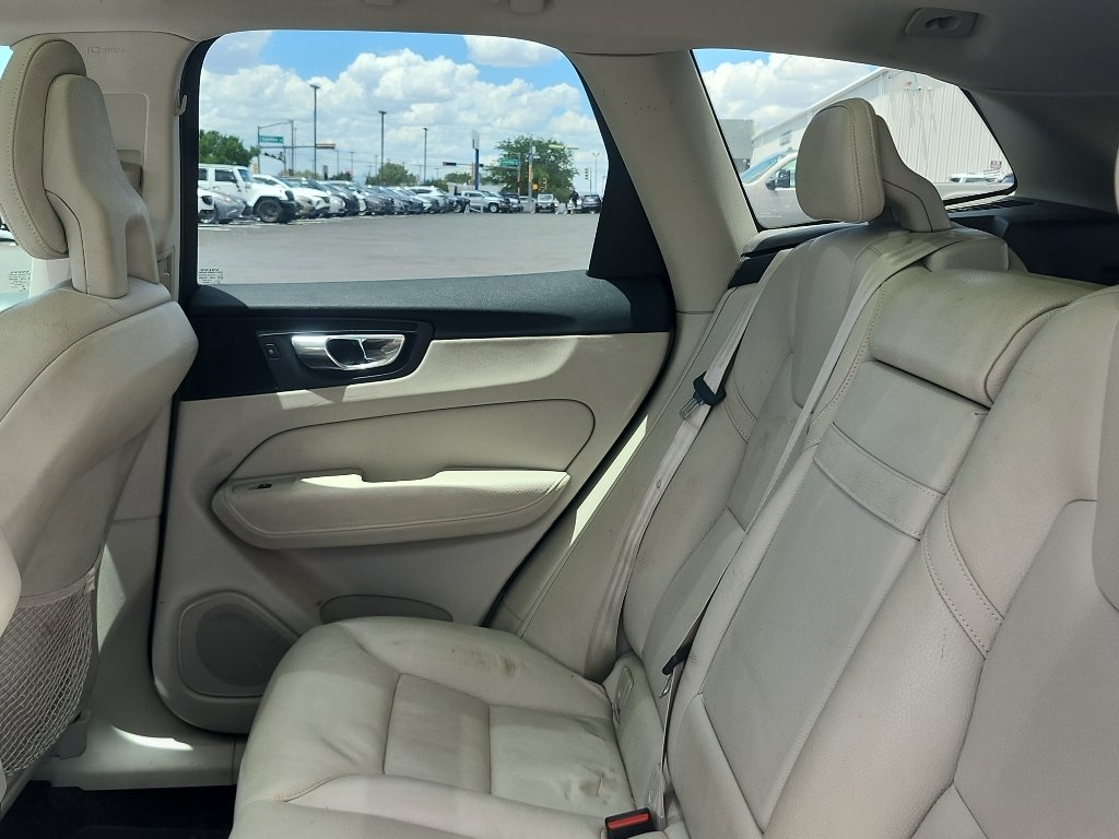 Used 2018 Electric Silver Metallic Volvo Momentum image 12
