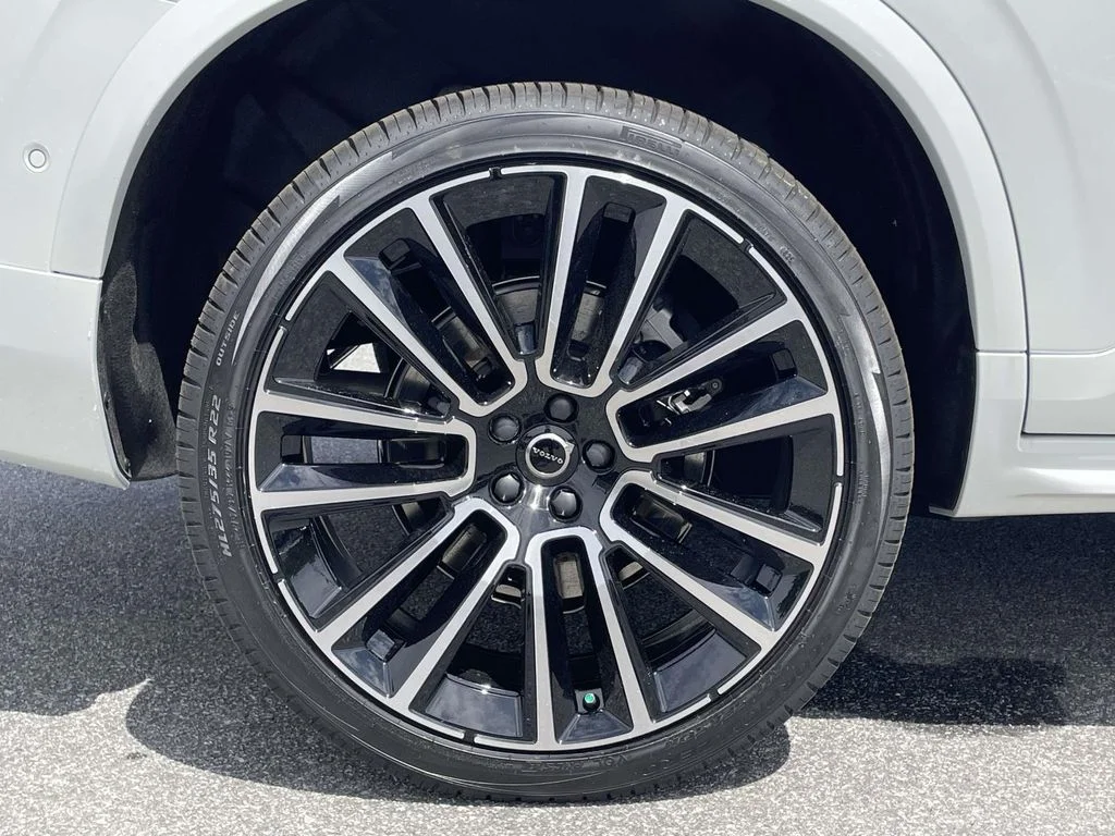 New 2026 Crystal White Volvo Plus image 31
