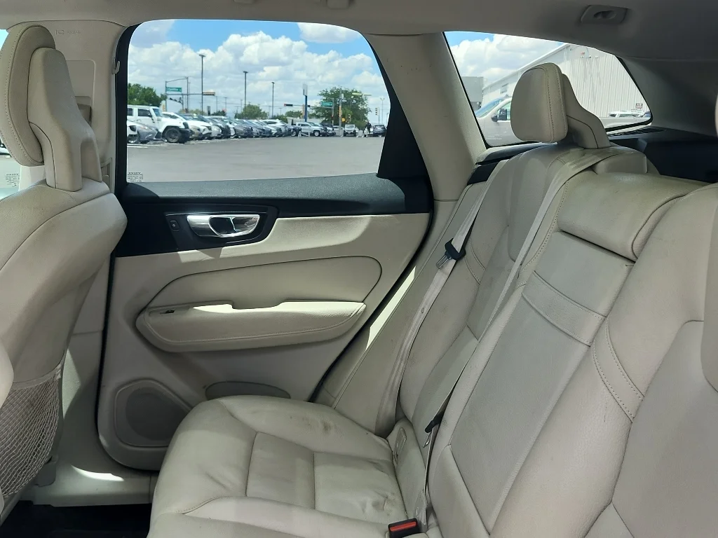 Used 2018 Electric Silver Metallic Volvo Momentum image 12