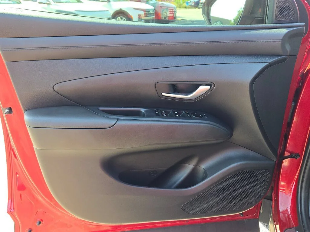 Used 2025 Red Hyundai SEL Convenience image 19