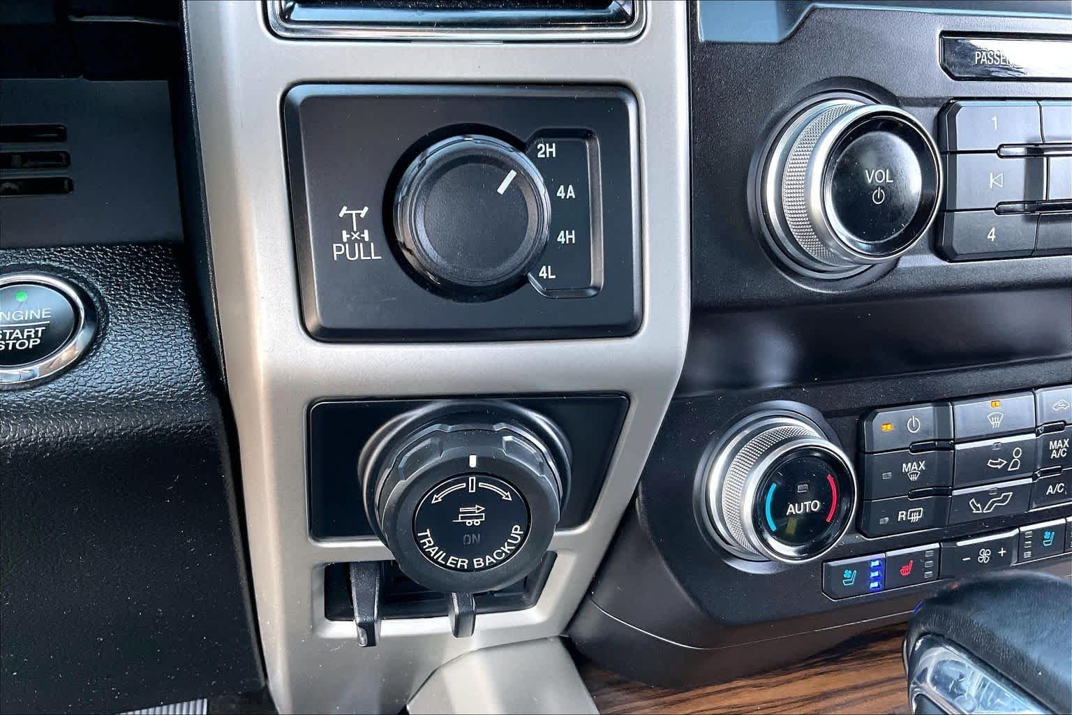Used 2020 Agate Black Metallic Ford LARIAT image 33