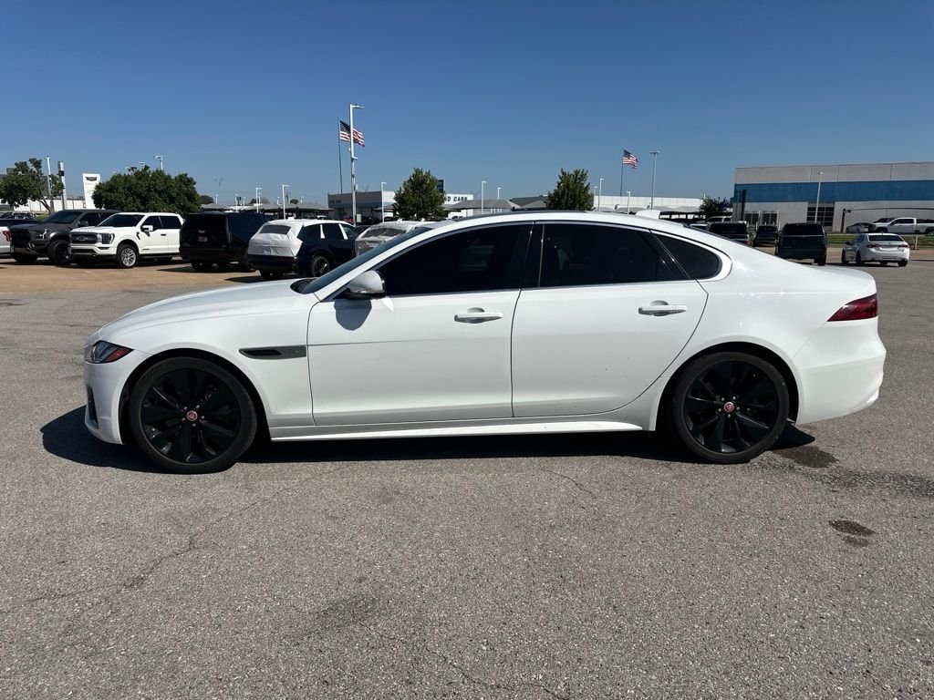 Used 2022 Green Jaguar R-Dynamic SE image 2
