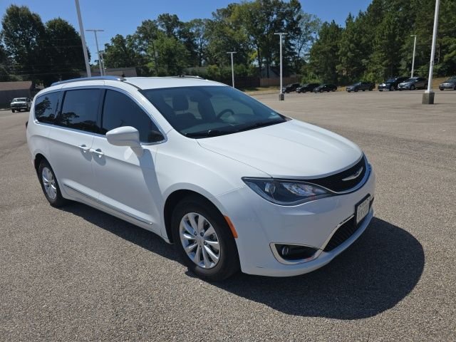 Used 2018 Bright White Clearcoat Chrysler Touring L image 6