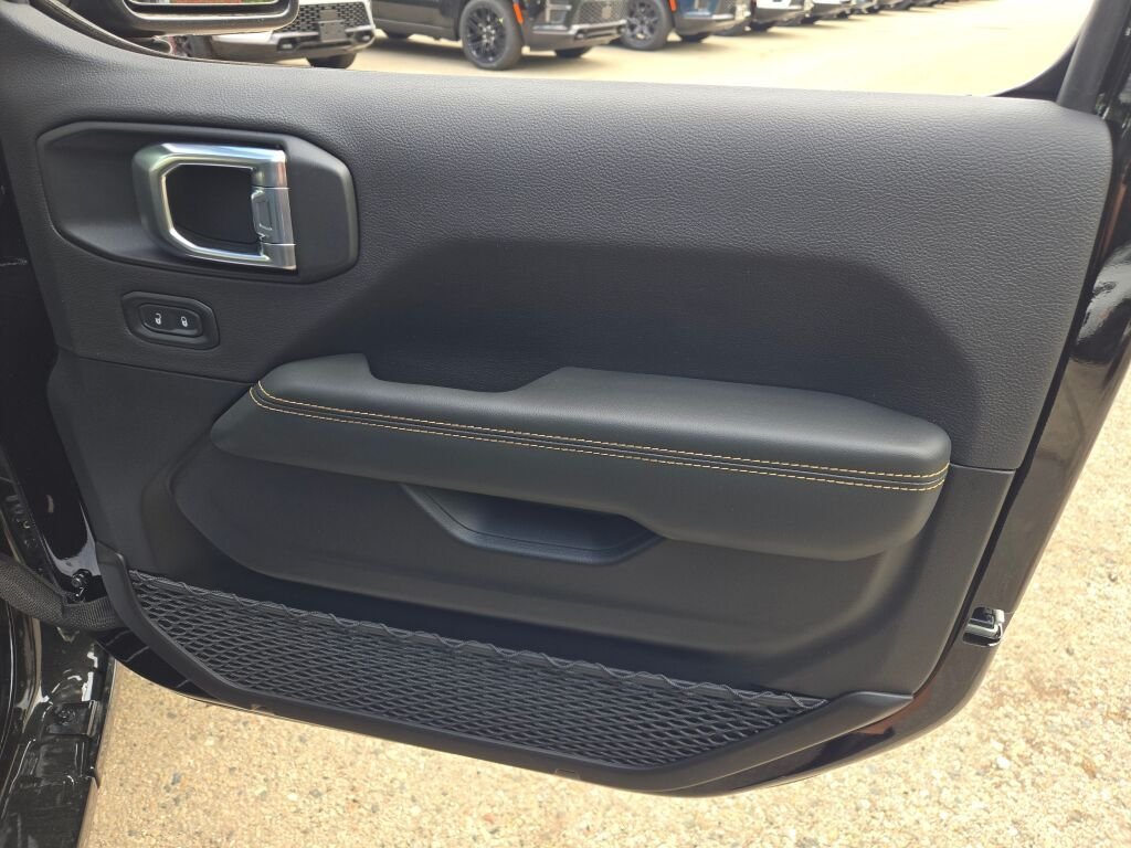 New 2026 Black Clear-Coat Exterior Paint Jeep Sahara image 5