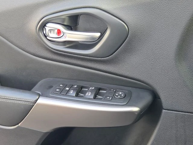 Used 2020 Black Jeep Latitude Plus image 25