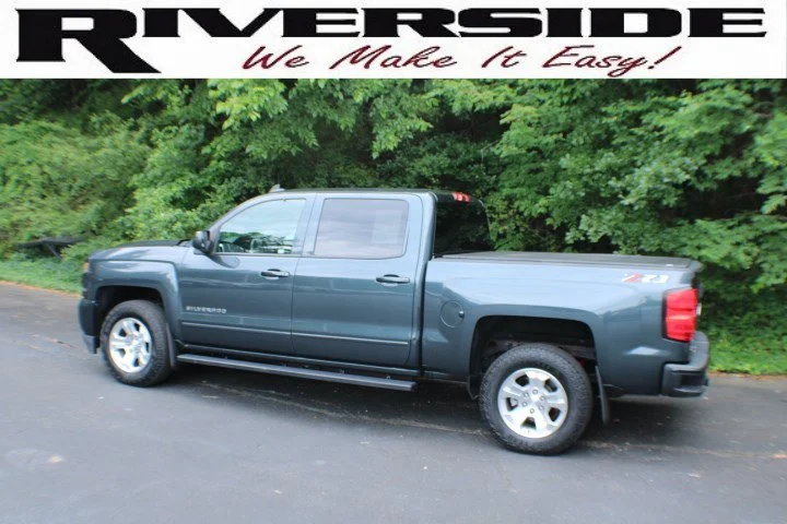 Used 2018 GRAPHITE METALLIC Chevrolet LT image 3