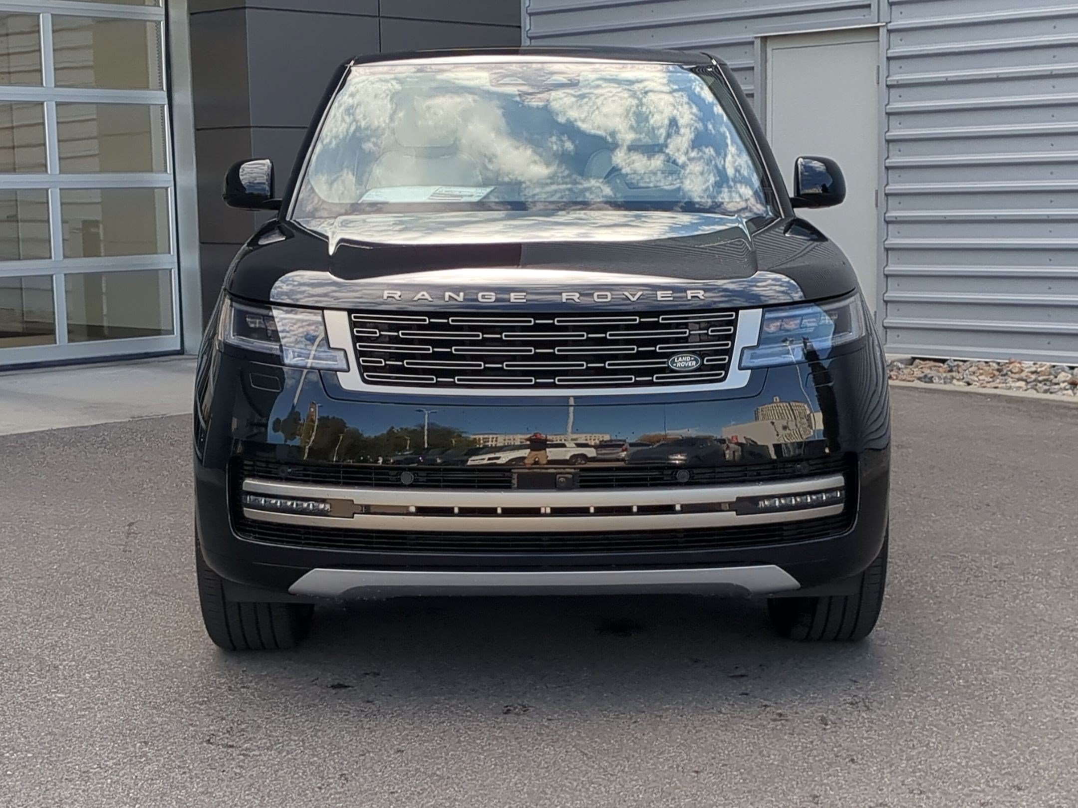 New 2027 Santorini Black Land Rover P530 SE image 2