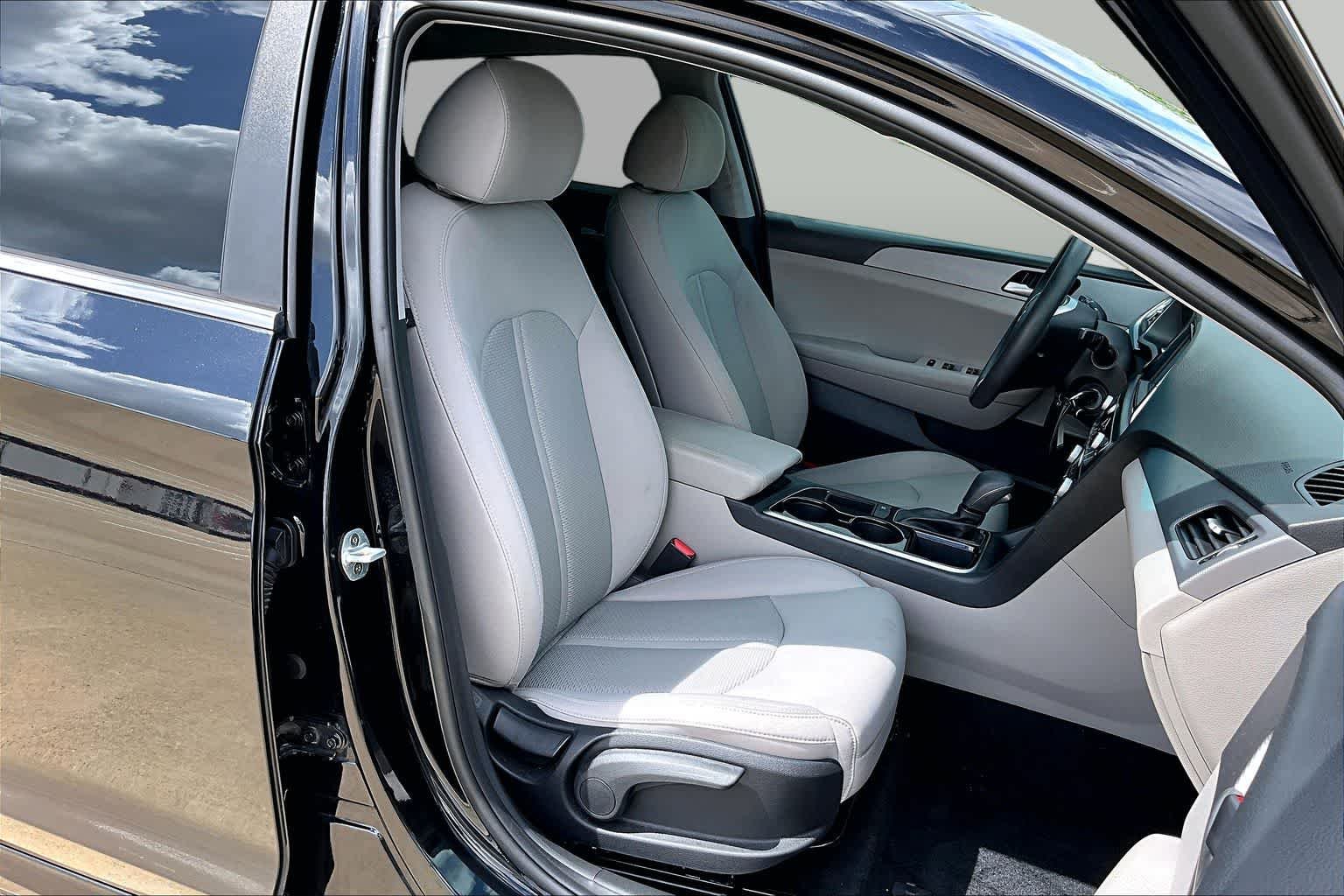 Used 2019 Phantom Black Hyundai SE image 7