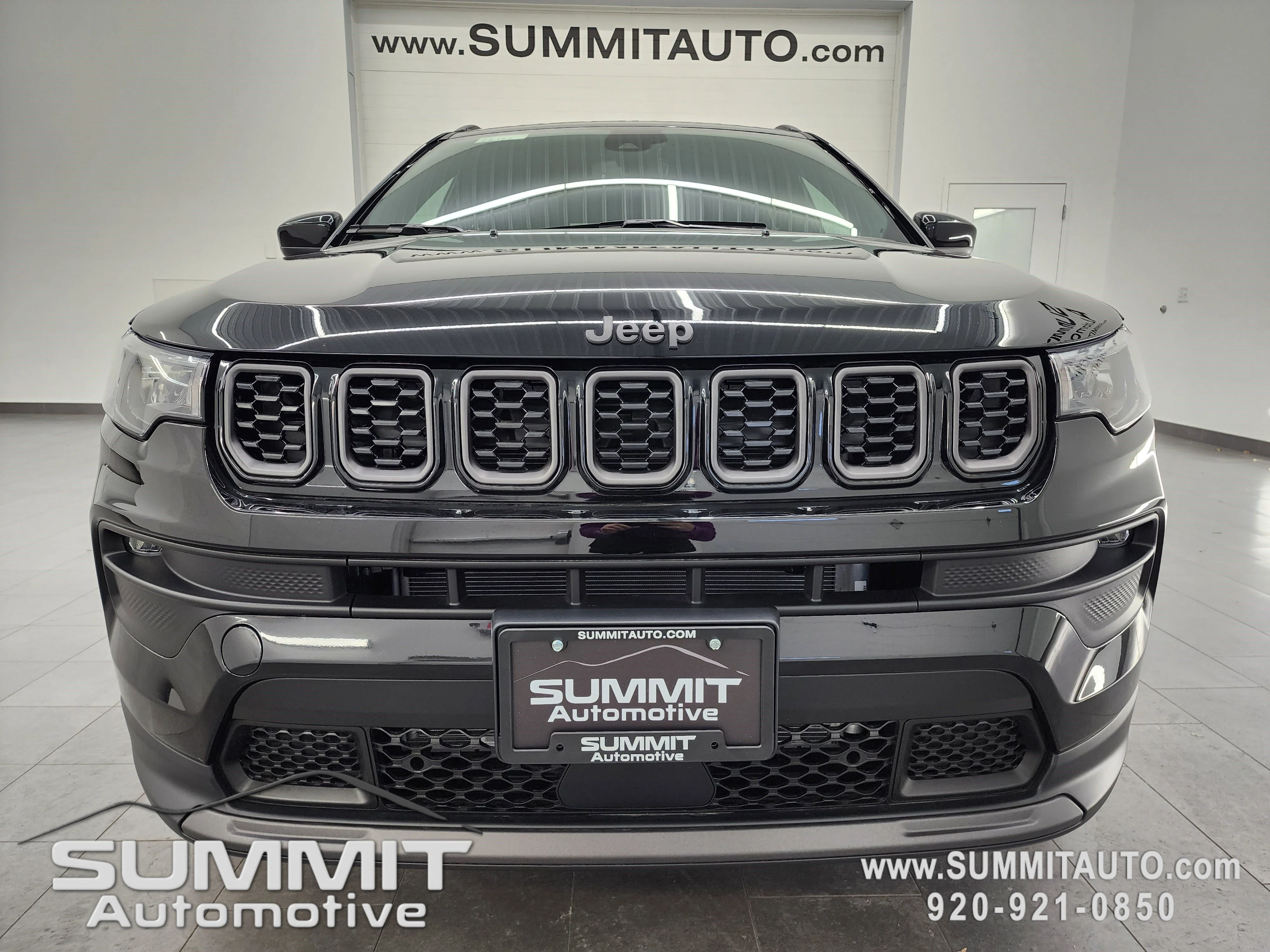 New 2026 Diamond Black Crystal Pearlcoat Jeep Latitude image 21