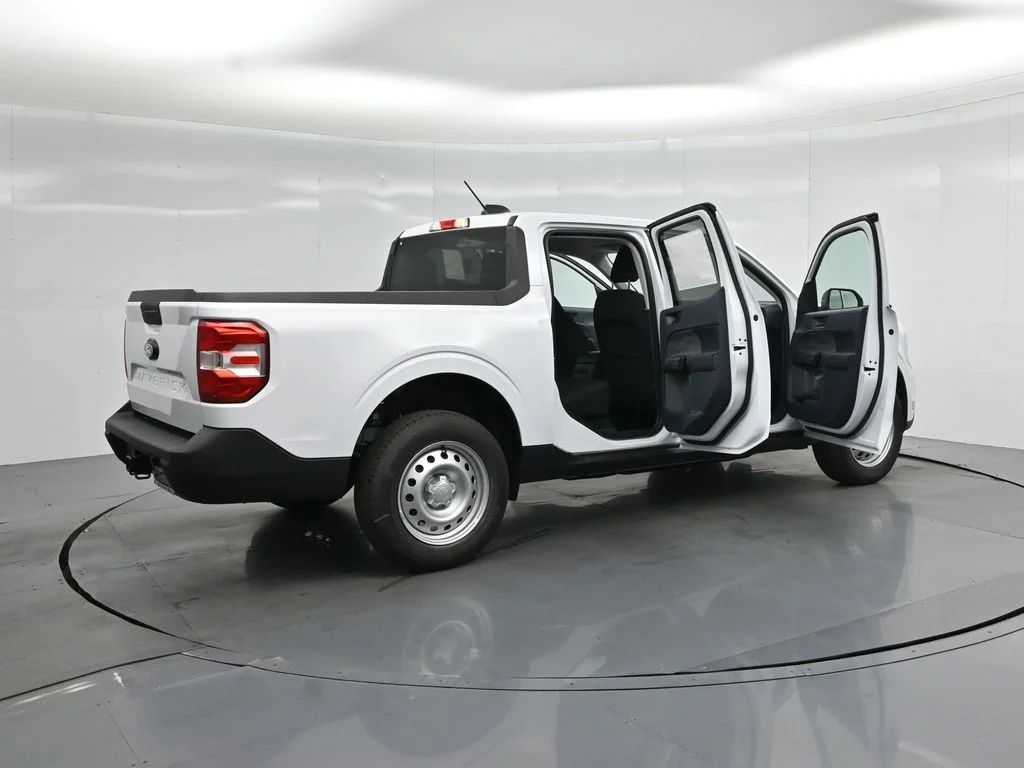 New 2026 Oxford White Ford XLT image 5