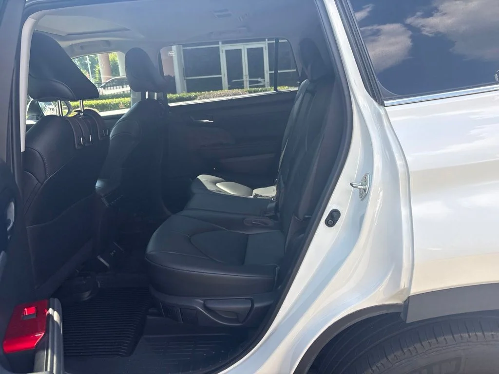 Used 2020 White Toyota XLE image 18