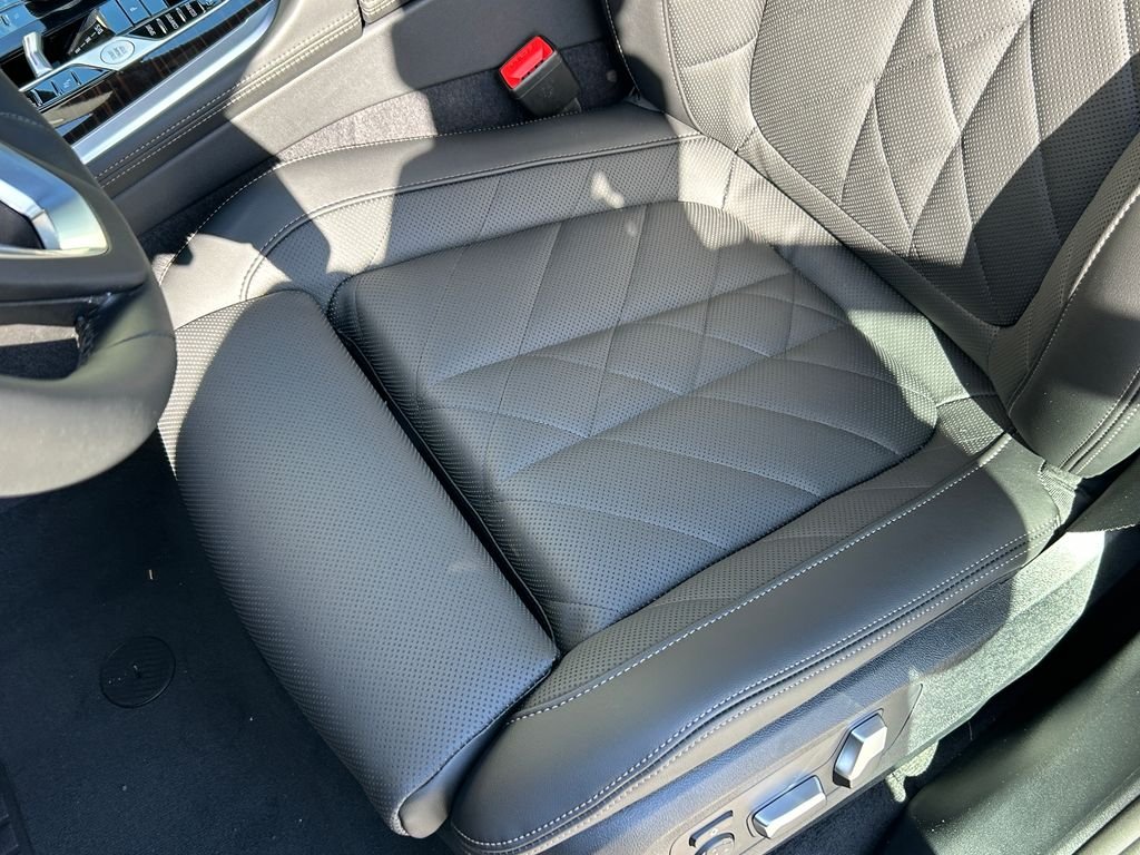 New 2026 Black Sapphire Metallic BMW xDrive40i image 15