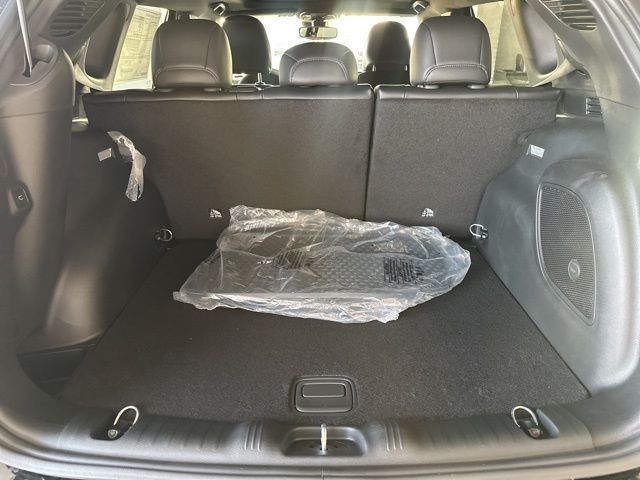 New 2026 Diamond Black Crystal Pearlcoat Jeep Latitude image 6