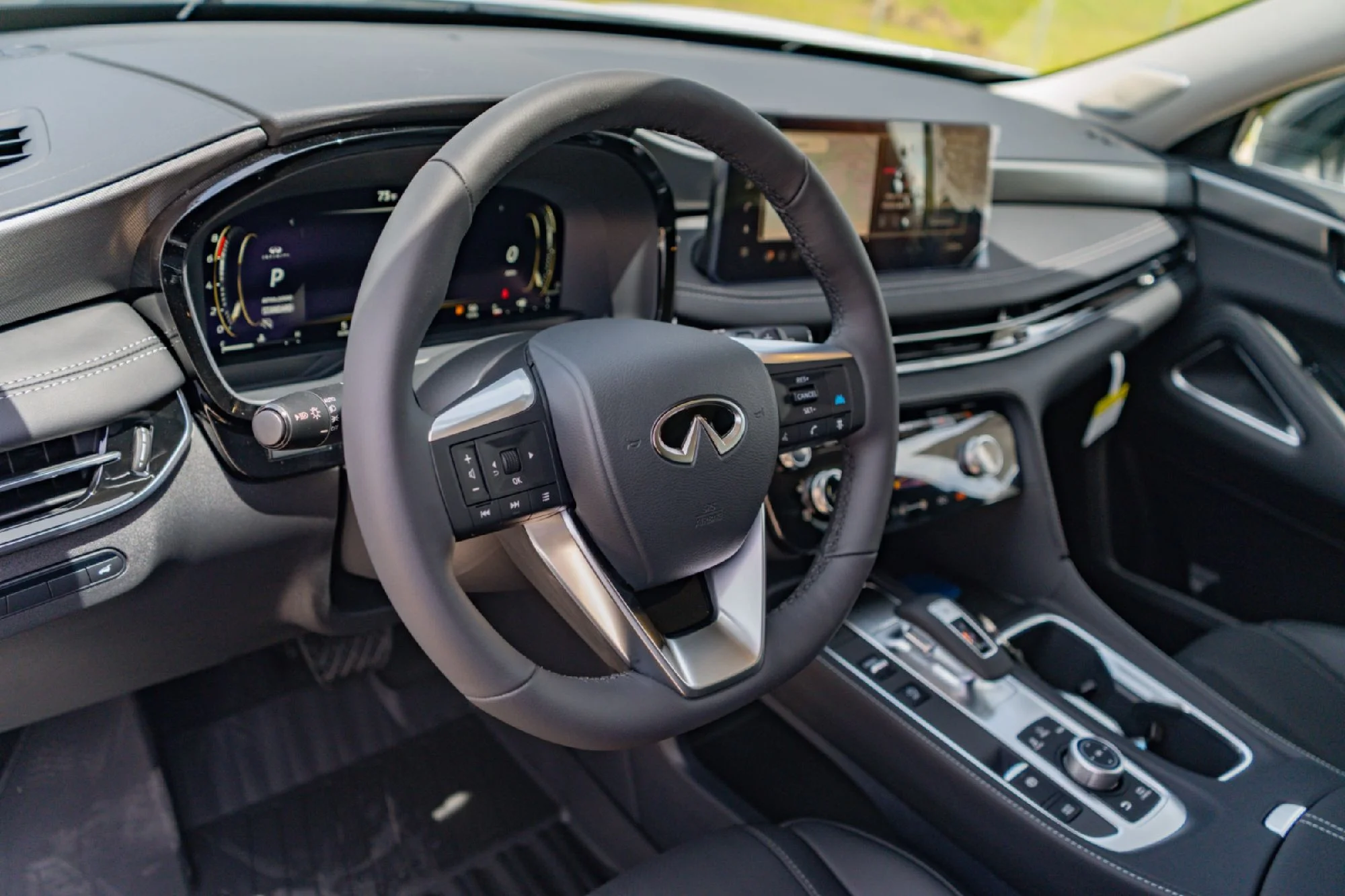 New 2027 RADIANT WHITE INFINITI Luxe FWD image 8