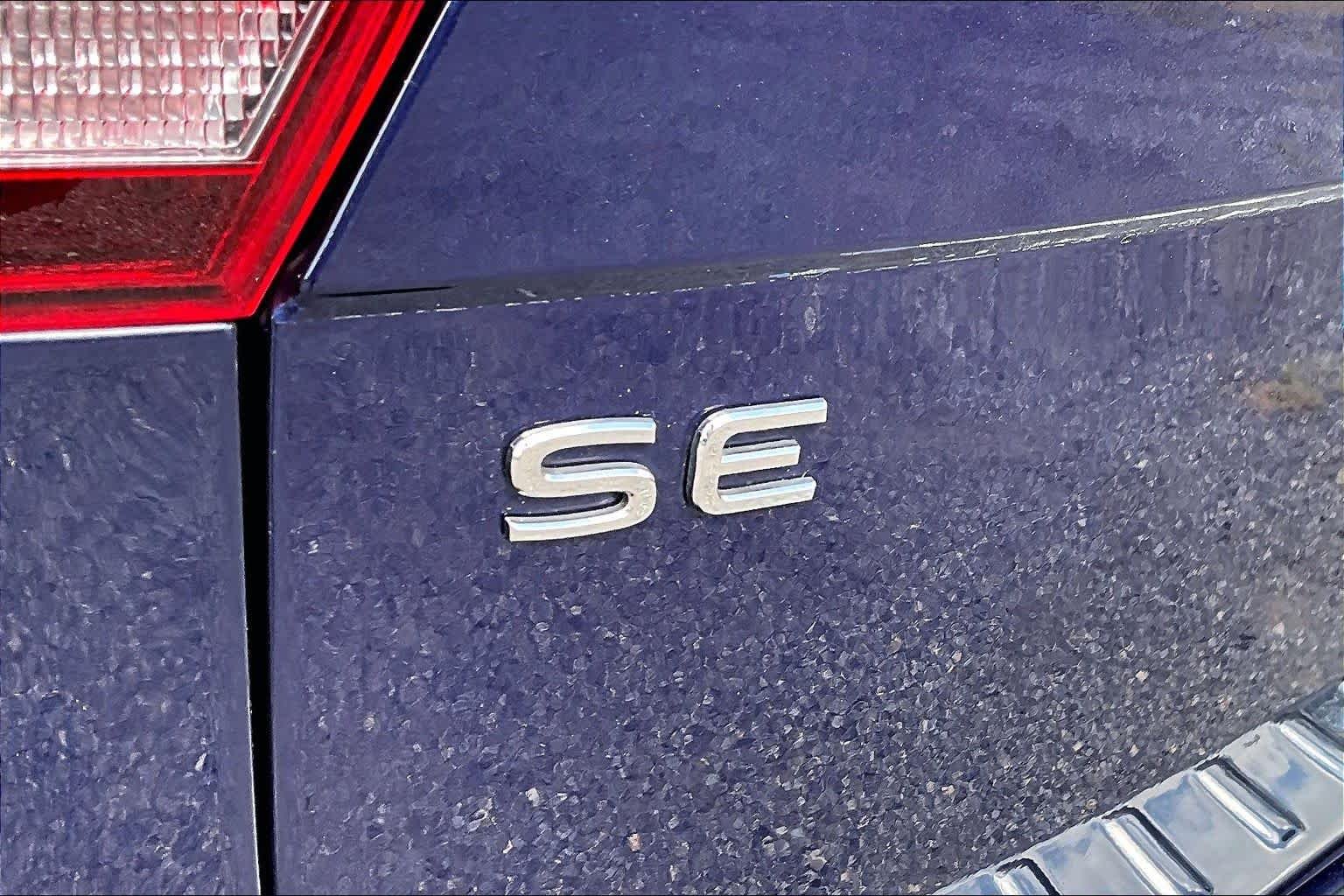 Used 2022 Atlantic Blue Metallic Volkswagen SE image 10