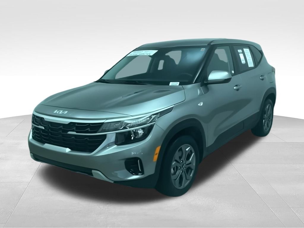 Used 2023 Silver Kia SX image 4