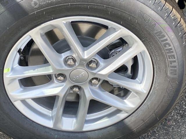 New 2026 Baltic Gray Metallic Clear-Coat Exterior Paint Jeep Laredo X image 6