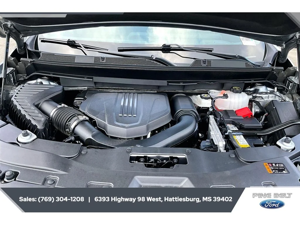 Used 2025 Sterling Gray Metallic Chevrolet FWD LT image 8