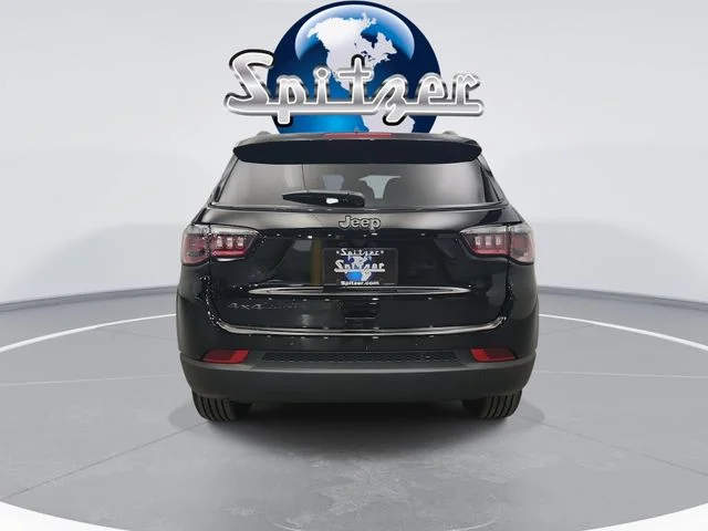 New 2026 Diamond Black Crystal Pearl-Coat Exterior Paint Jeep Limited image 8