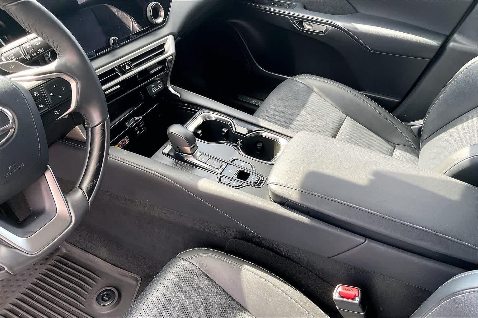 Used 2025 Eminent White Pearl Lexus Premium Plus image 17