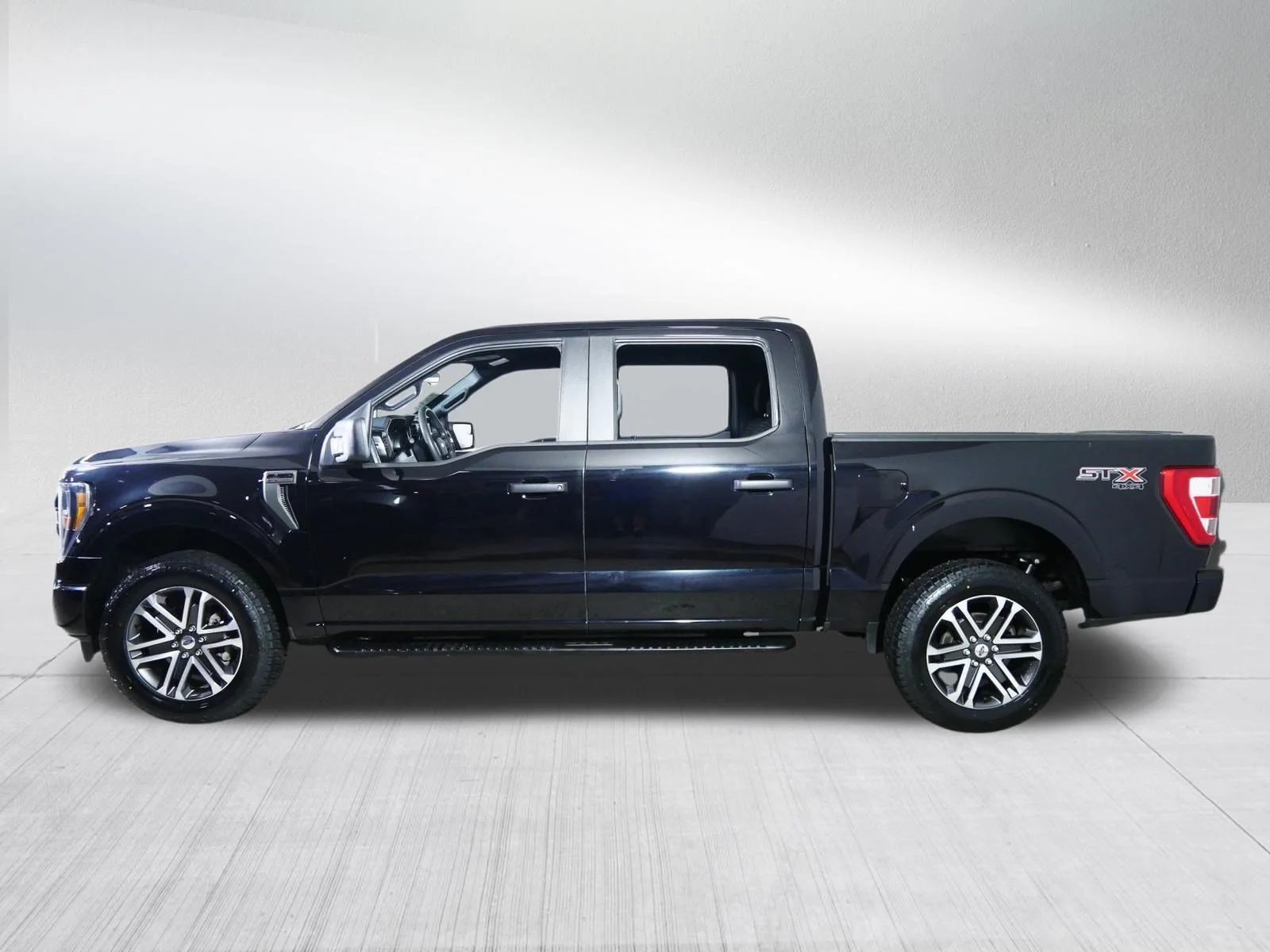 Used 2023 Agate Black Metallic Ford XLT image 4