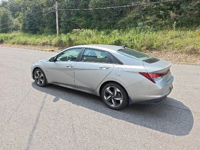 Used 2023 Silver Hyundai SEL image 4