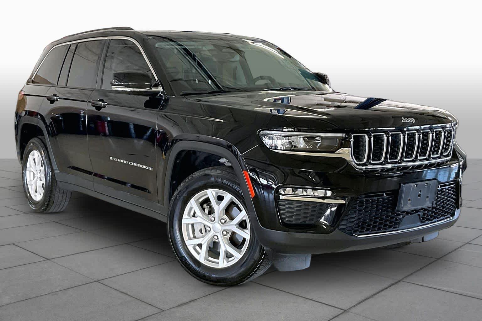 Used 2023 Diamond Black Crystal Pearlcoat Jeep Limited image 2