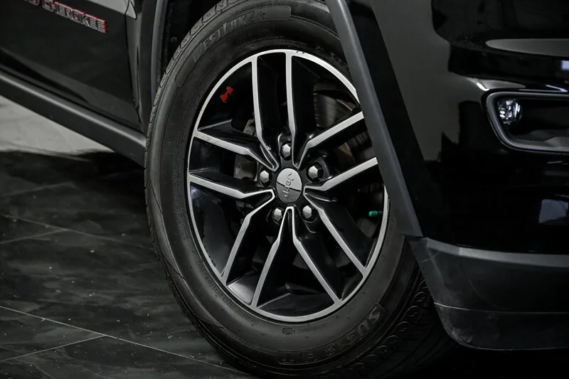 Used 2018 Diamond Black Crystal Pearl Coat Jeep Trailhawk image 3