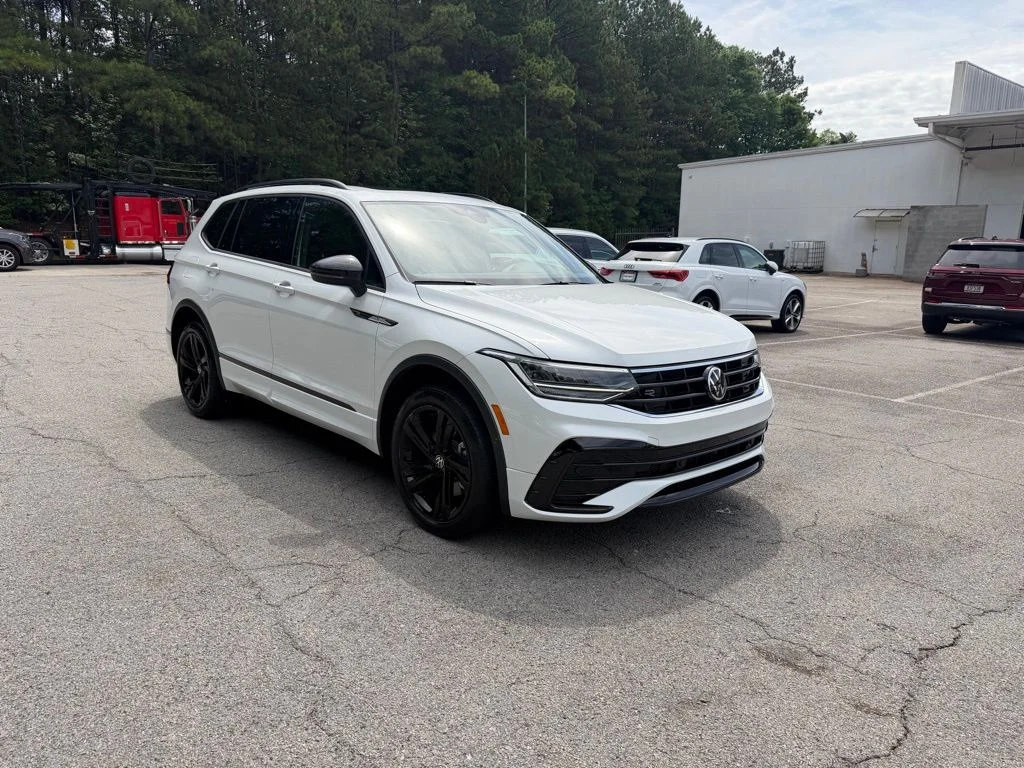 2023 Volkswagen Tiguan 2.0T SE R-Line Black's photo