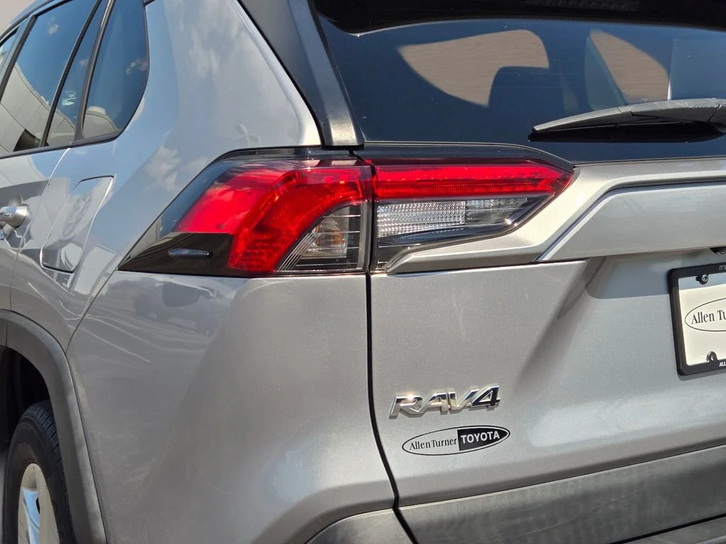 Used 2021 Silver Toyota XLE image 9