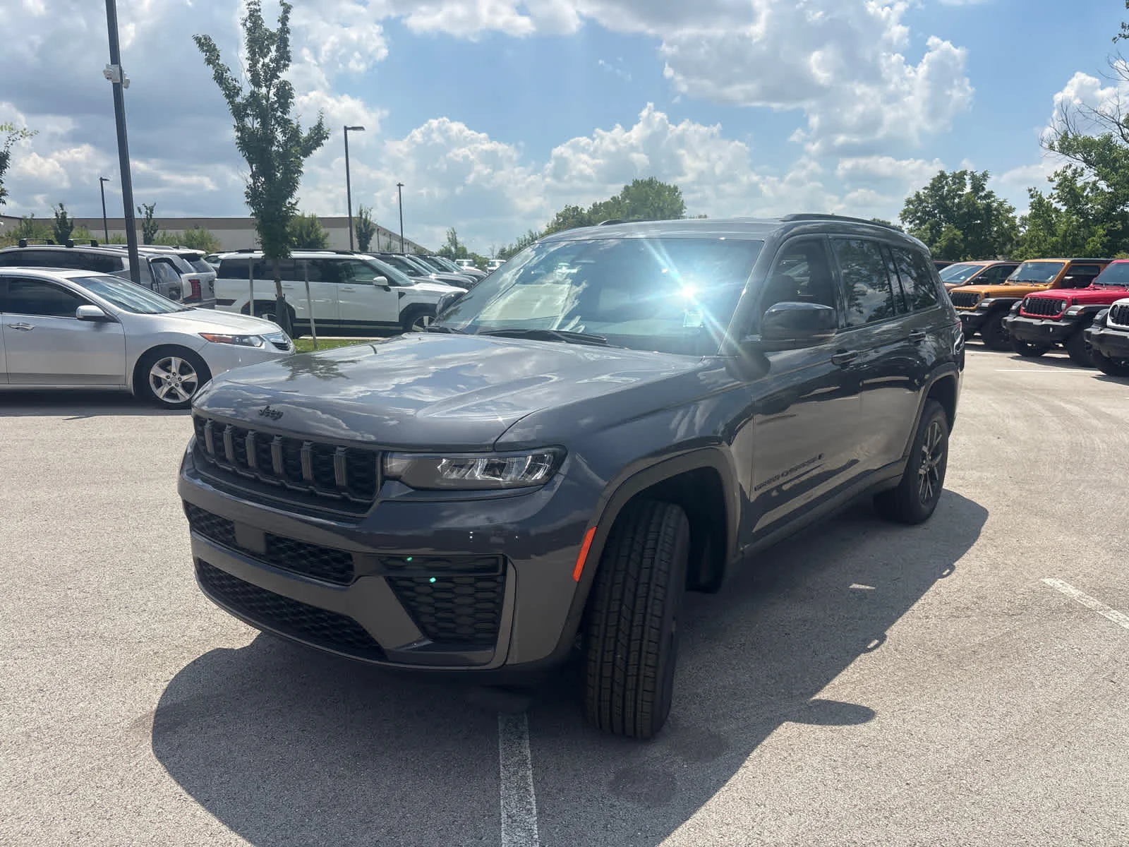 New 2026 Baltic Gray Metallic Clear-Coat Exterior Paint Jeep Laredo Altitude image 5