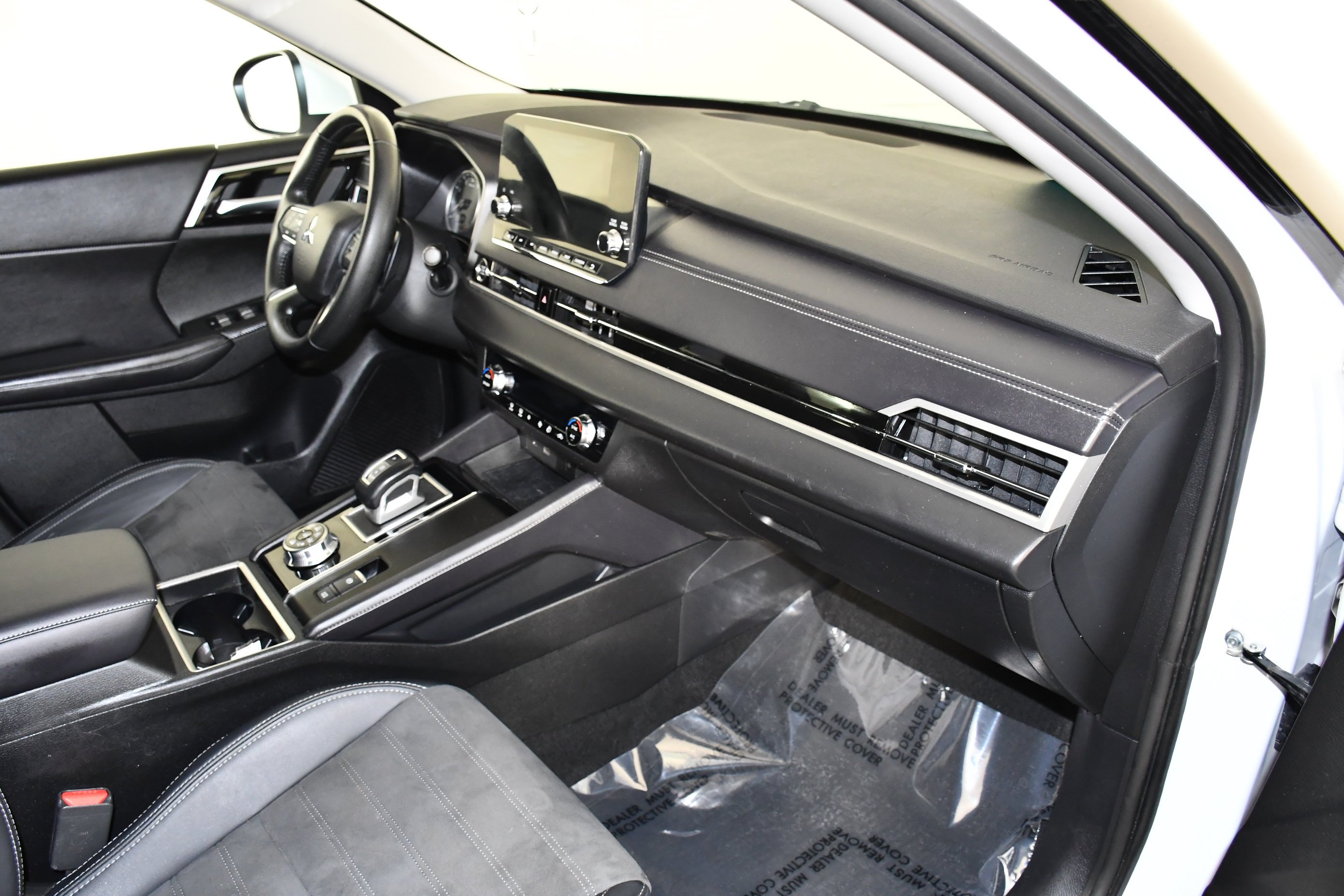 Certified Used 2024 White Diamond Mitsubishi SE image 38