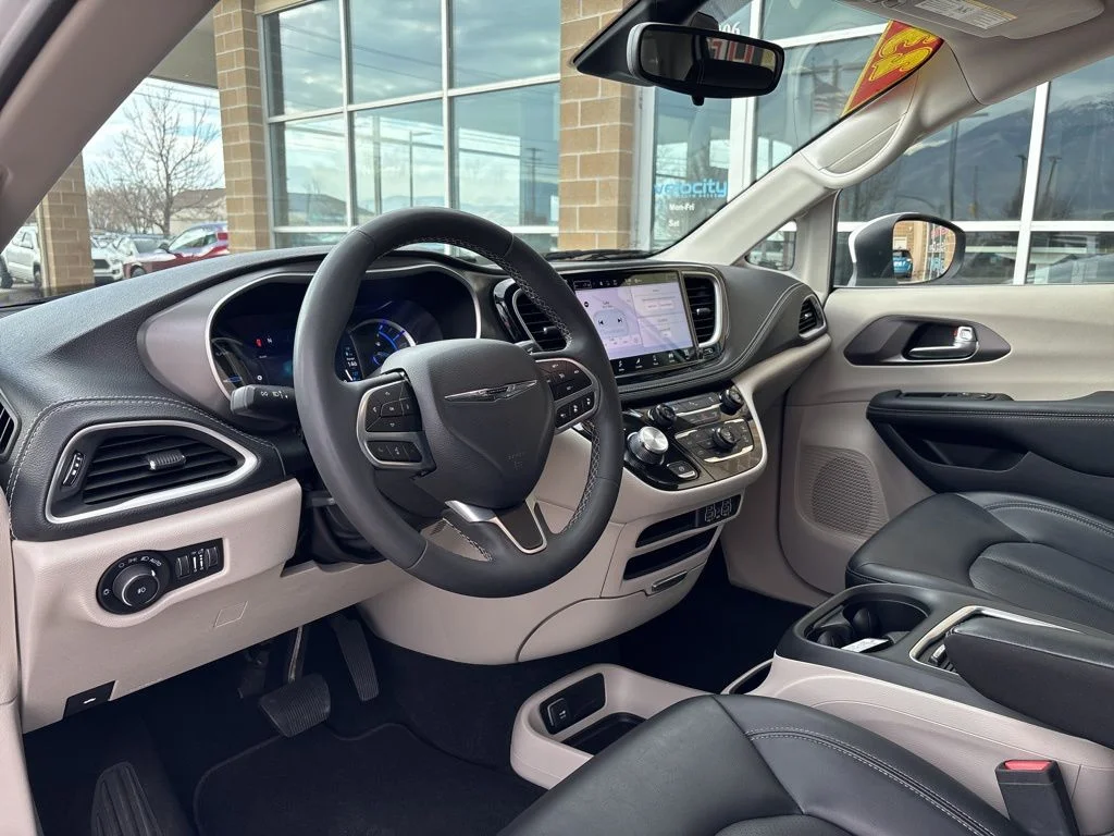 Used 2023 White Chrysler Touring L image 11