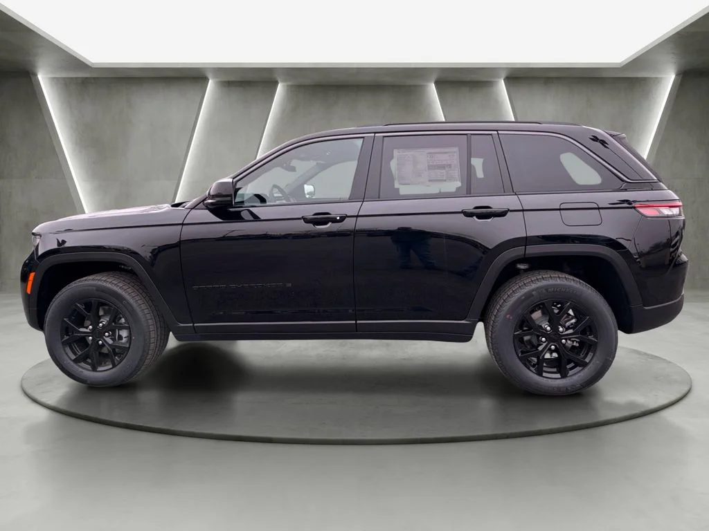 New 2026 Diamond Black Crystal Pearlcoat Jeep Altitude image 6