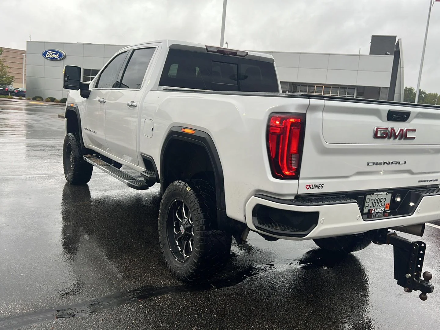 Used 2021 White Frost Tricoat GMC Denali image 10