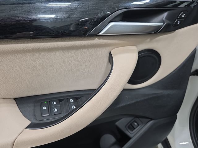 Used 2018 White BMW xDrive28i image 28