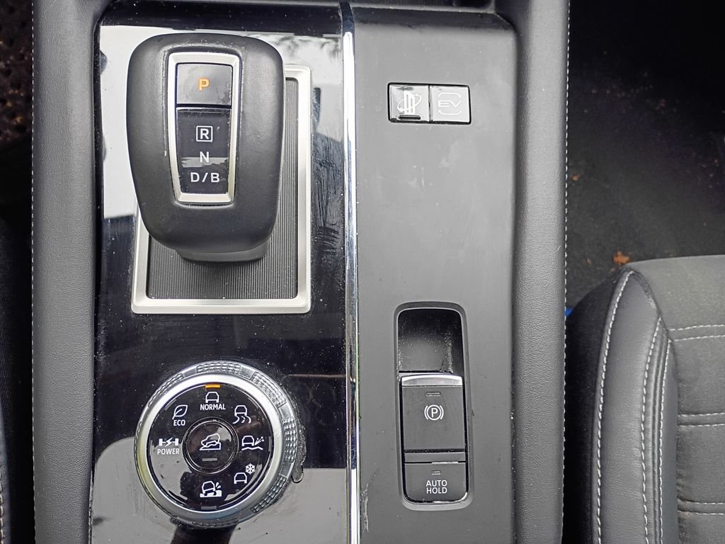Used 2023 Alloy Silver Metallic Mitsubishi SE image 21