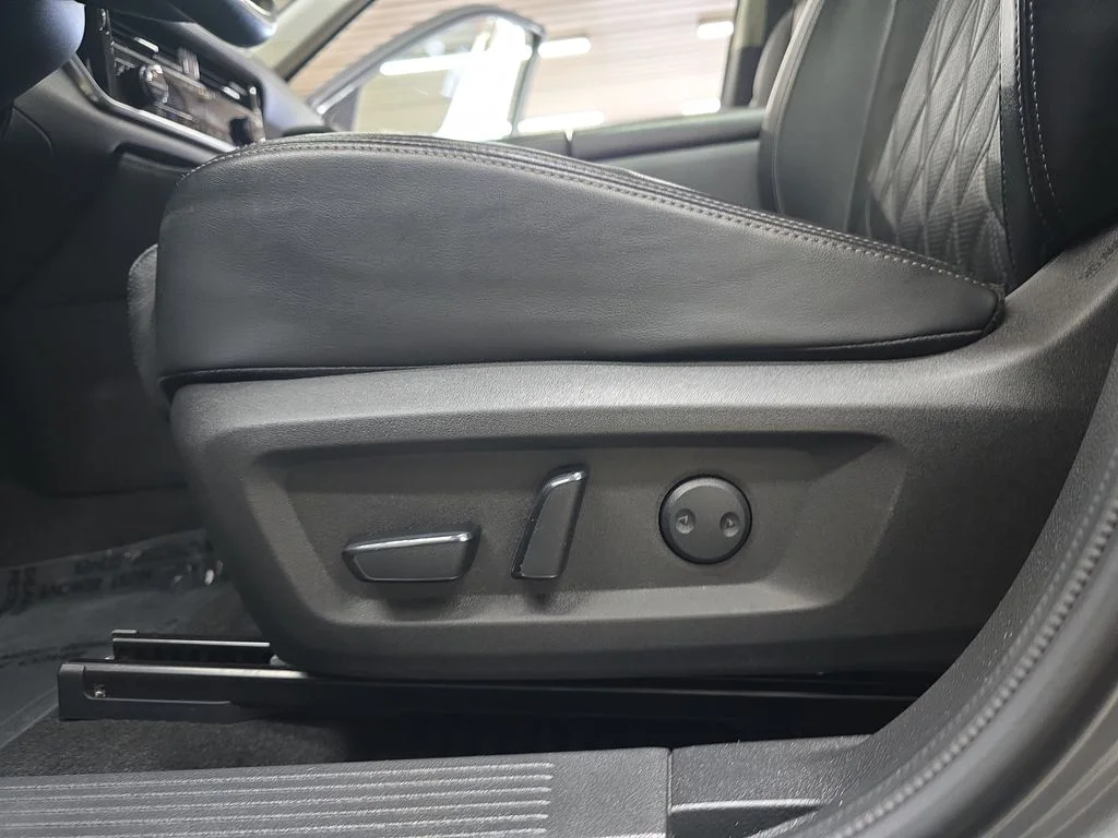 Used 2023 Gray Nissan Platinum image 29