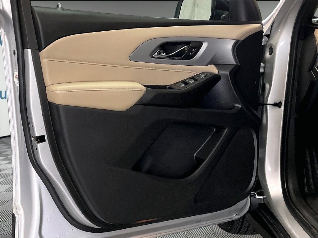 Used 2022 Silver Chevrolet LS image 9