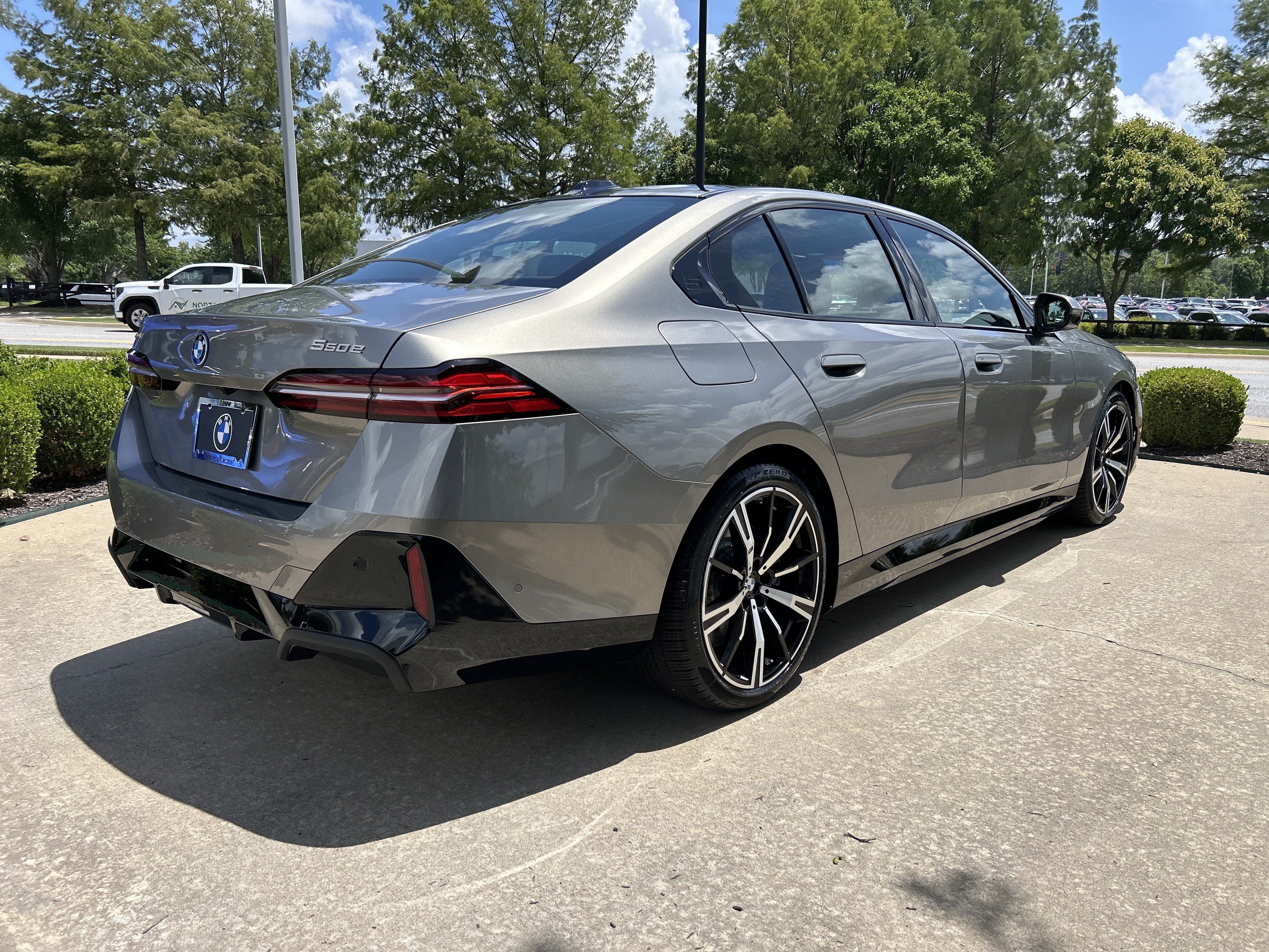 New 2026 OXIDE GREY BMW 550e xDrive image 5