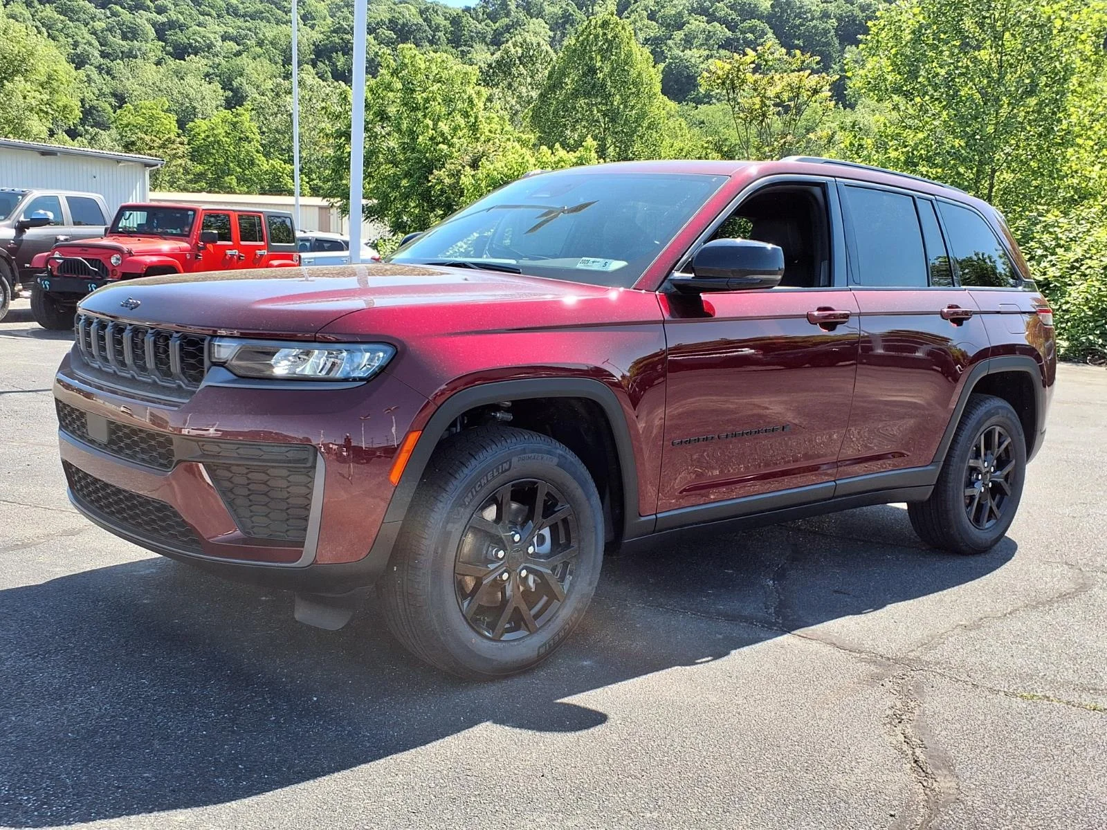 New 2026 Velvet Red Pearl-Coat Exterior Paint Jeep Laredo Altitude image 3
