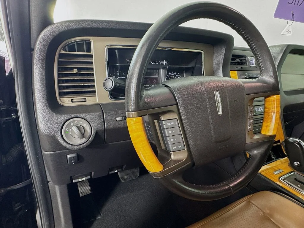 Used 2013 Black Lincoln Base image 12