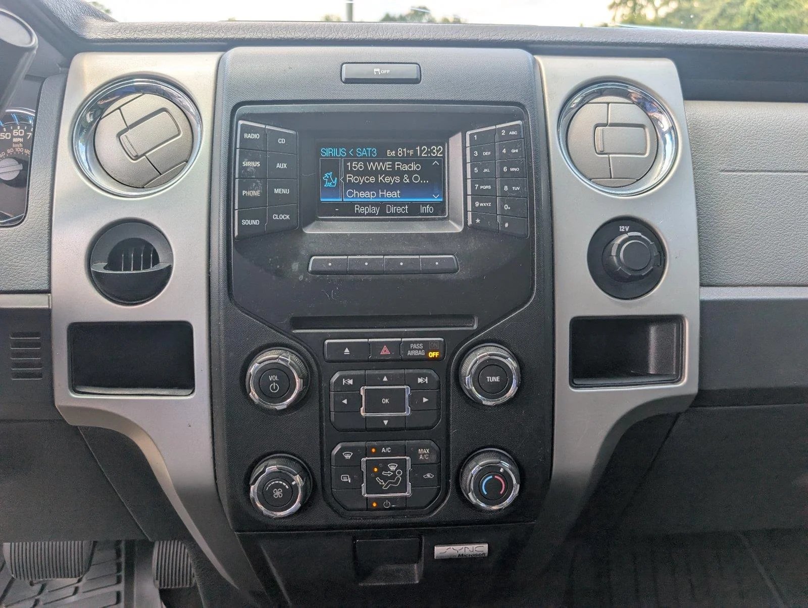 Used 2013 Oxford White/Ingot Silver Metallic Ford XLT image 18