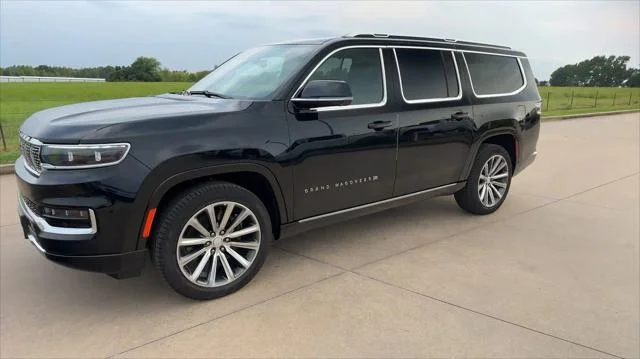 New 2024 Diamond Black Crystal Pearl-Coat Exterior Paint Jeep  image 5