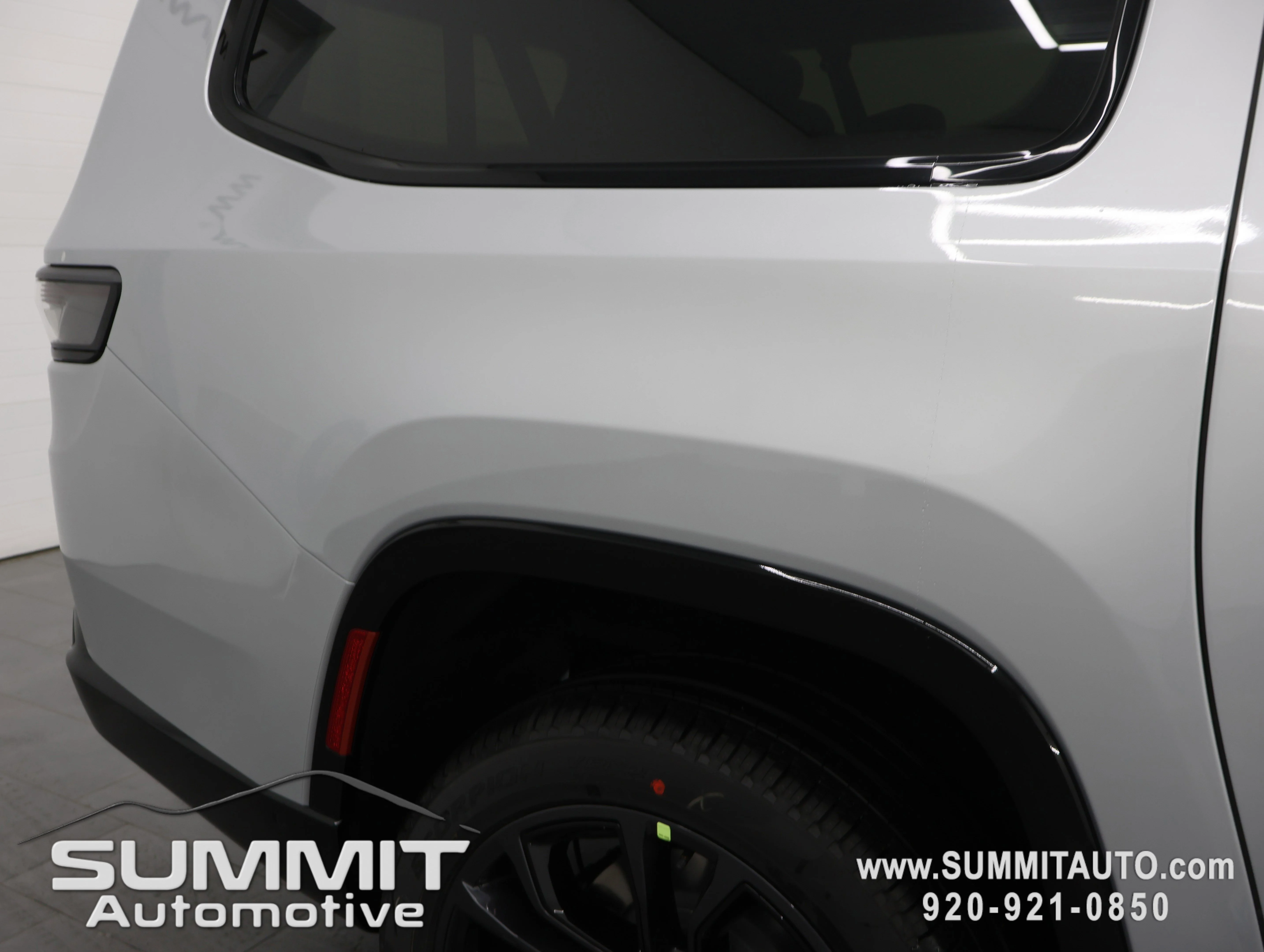 New 2026 Silver-Zynith Exterior Paint Jeep Summit Obsidian image 30