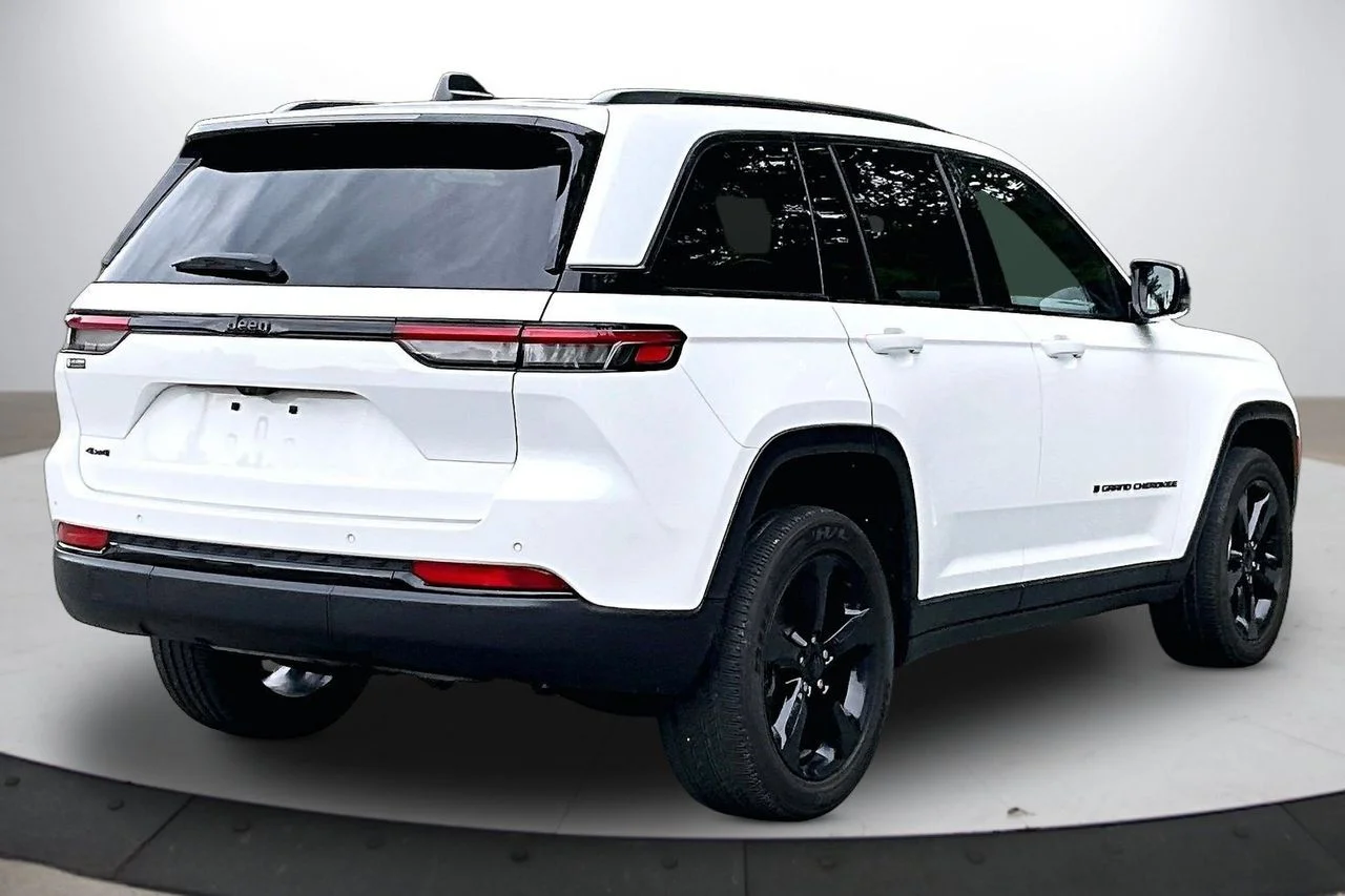 Used 2023 White Jeep Altitude X image 9